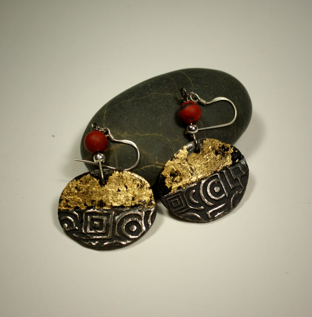 Corinne Ballester, créatrice de bijoux lapidaire et gemmologue.