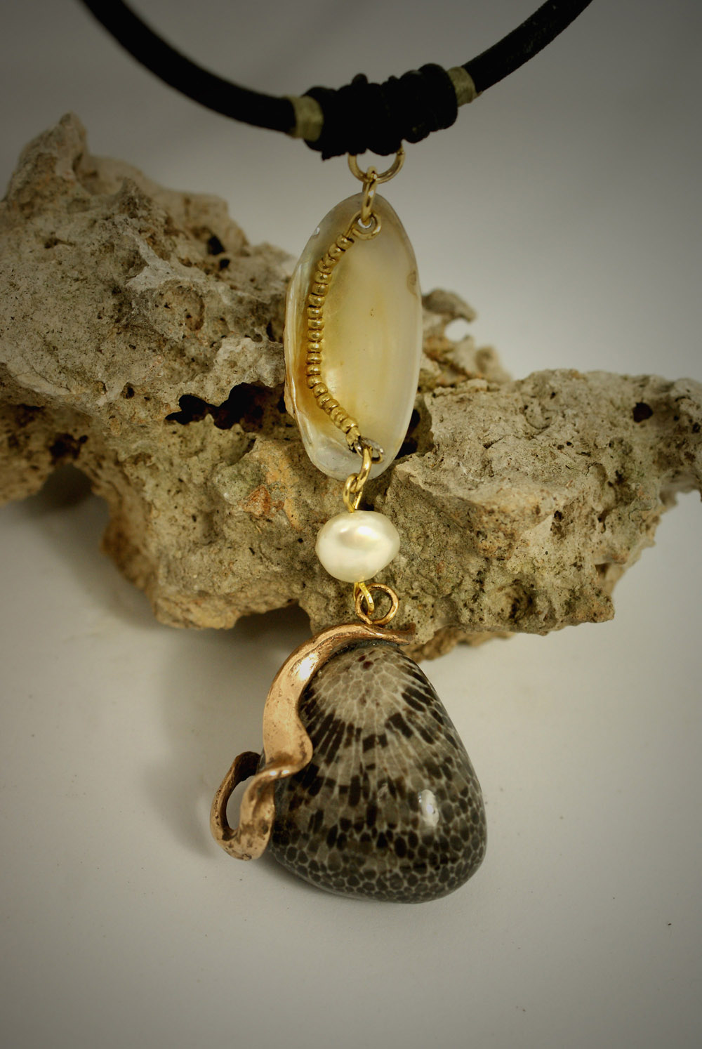 Corinne Ballester, créatrice de bijoux lapidaire et gemmologue.