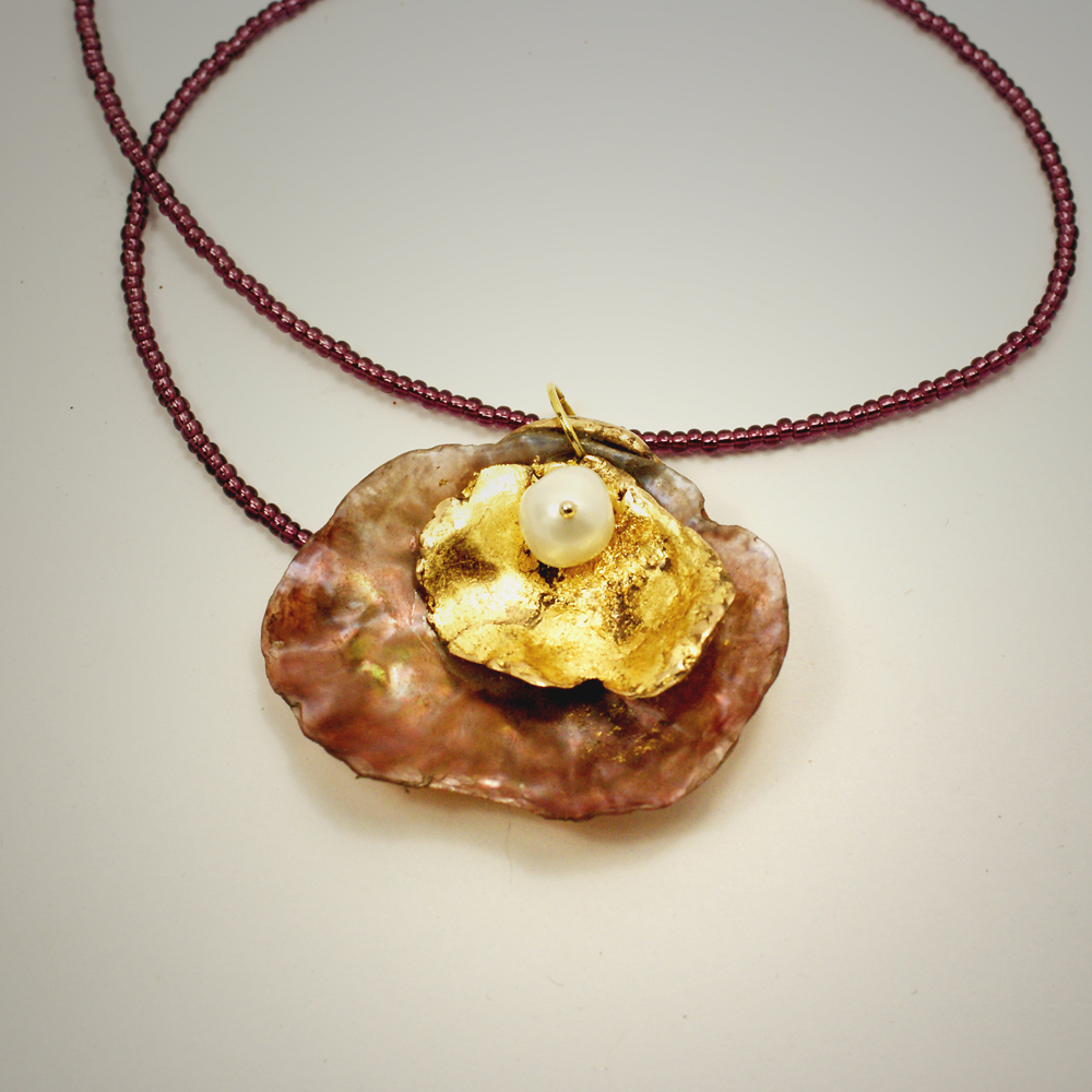 Corinne Ballester, créatrice de bijoux lapidaire et gemmologue.