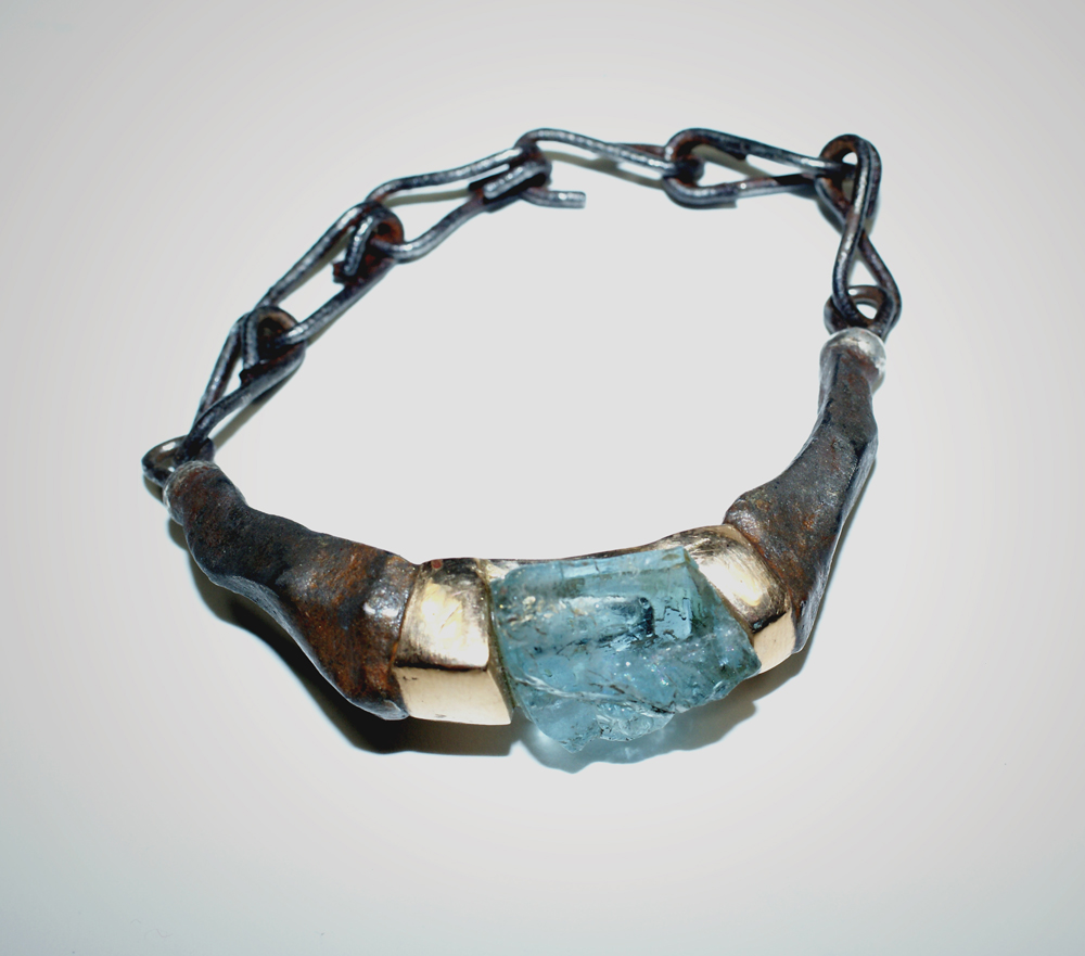 Corinne Ballester, créatrice de bijoux lapidaire et gemmologue.