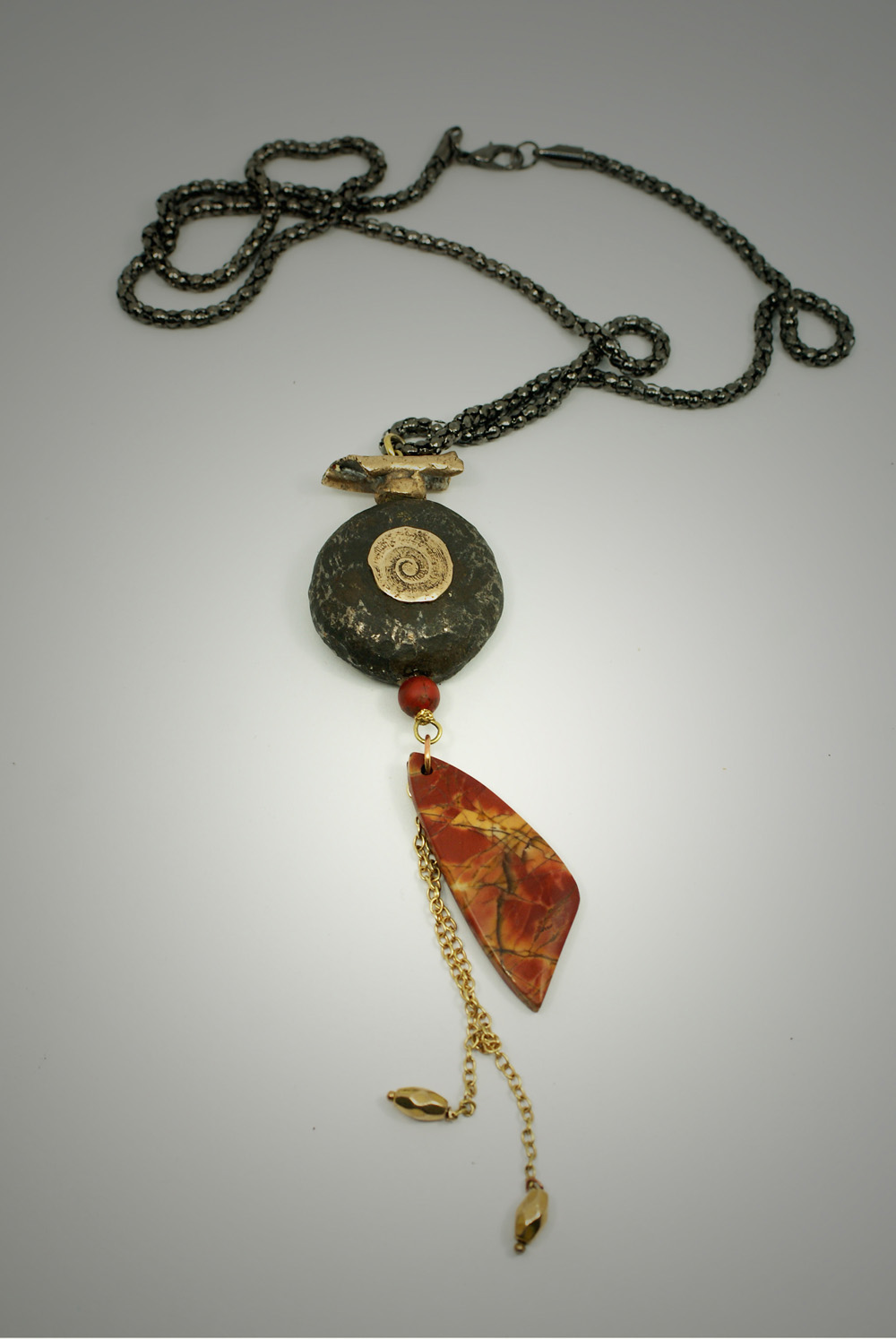 Corinne Ballester, créatrice de bijoux lapidaire et gemmologue.