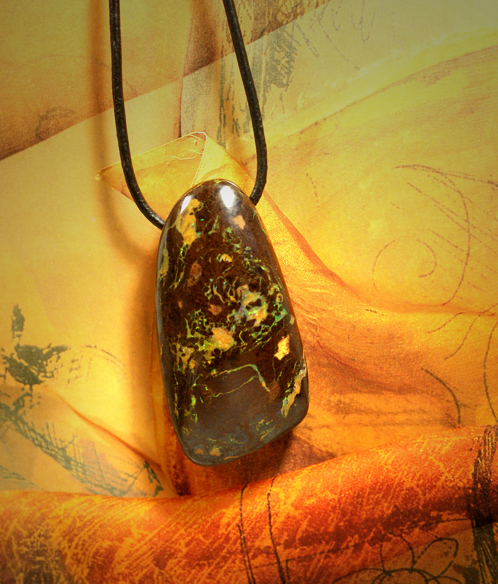 Corinne Ballester, créatrice de bijoux lapidaire et gemmologue.