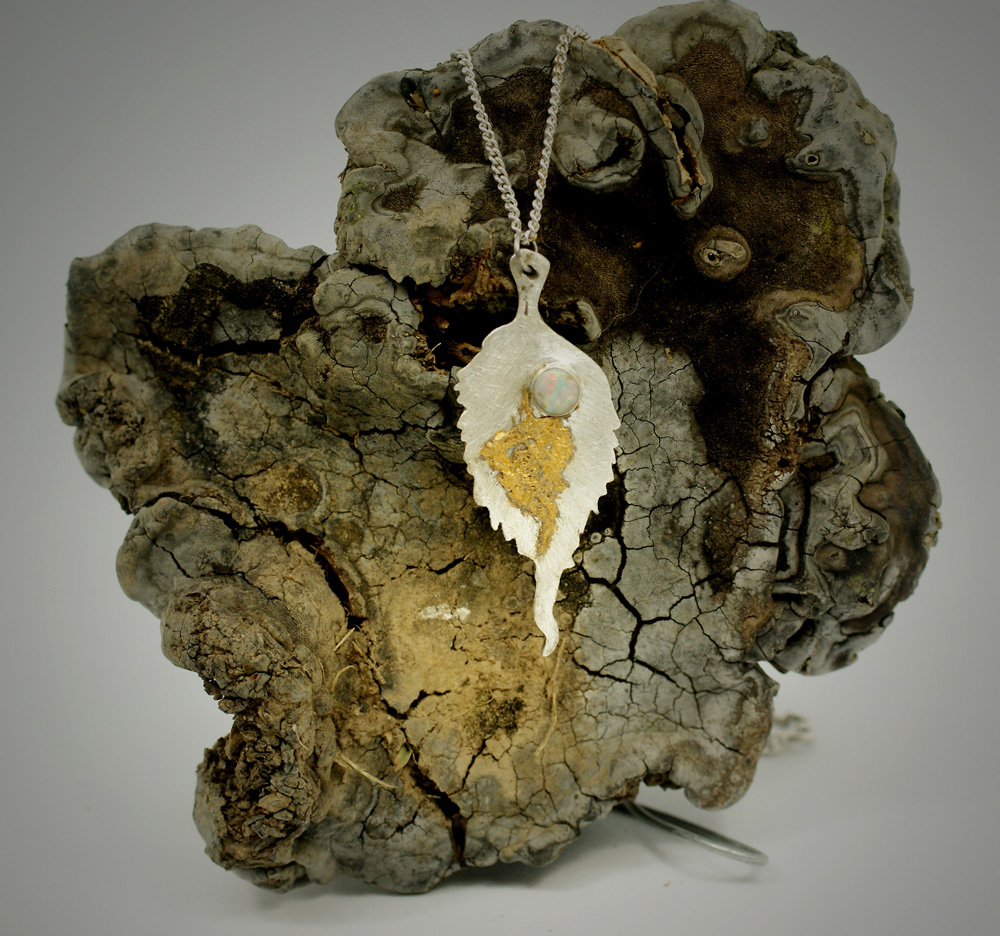 Corinne Ballester, créatrice de bijoux lapidaire et gemmologue.
