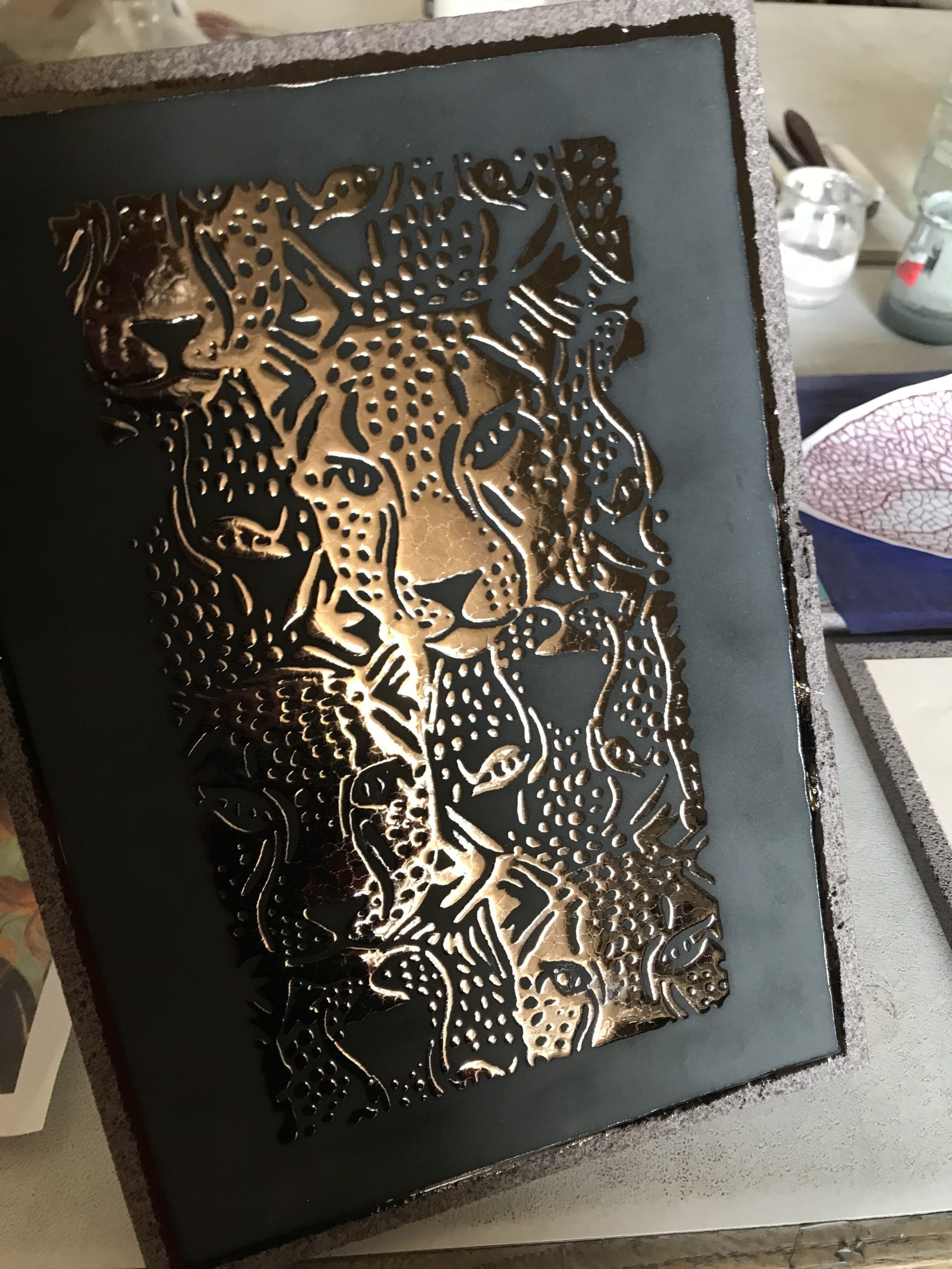 L’atelier d’Annanas – Émailleuse sur lave
