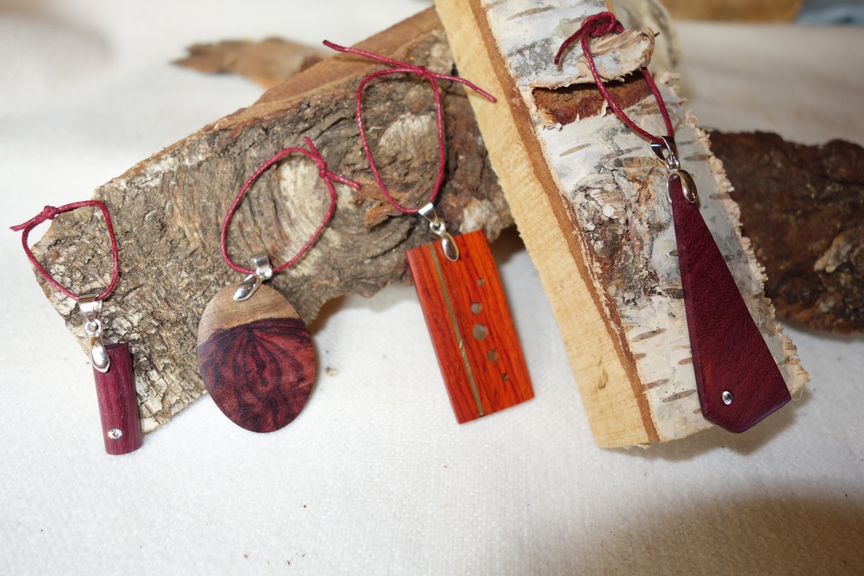 Padouk – Bijoux en marqueterie en paille de seigle